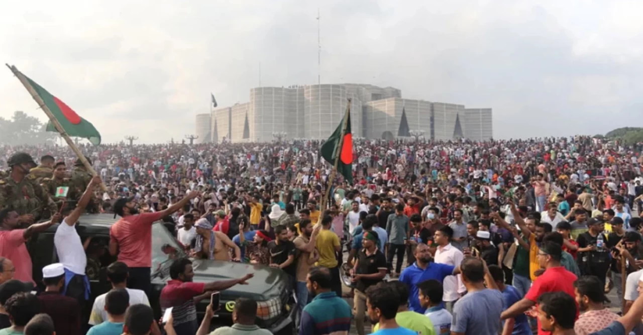 কারফিউ ভেঙে রাজপথে জনস্রোত, বদলে যায় বাংলাদেশের রাজনৈতিক ইতিহাস