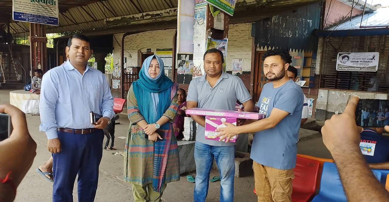 আক্কেলপুর রেল স্টেশনে, নষ্ট ফ্যানের ভোগান্তি শেষ, স্বস্তি দিলেন এক যাত্রী