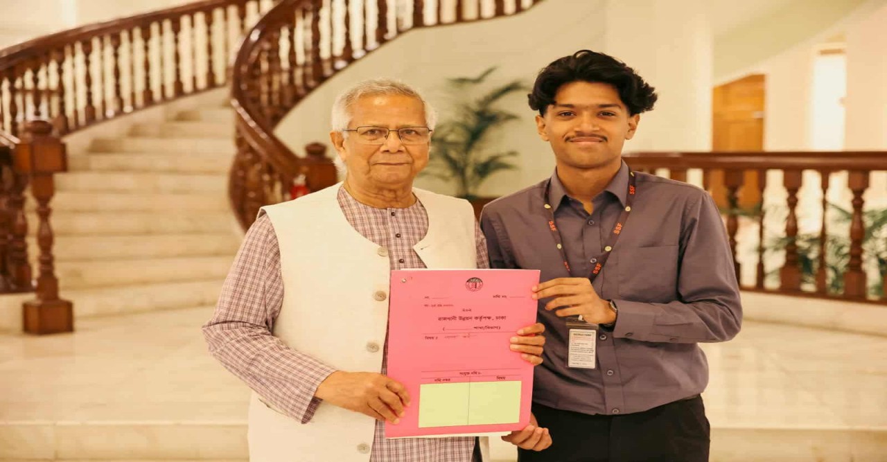 সাগর-রুনির সন্তান মেঘের হাতে পূর্বাচলের প্লটের দলিল হস্তান্তর করলেন প্রধান উপদেষ্টা