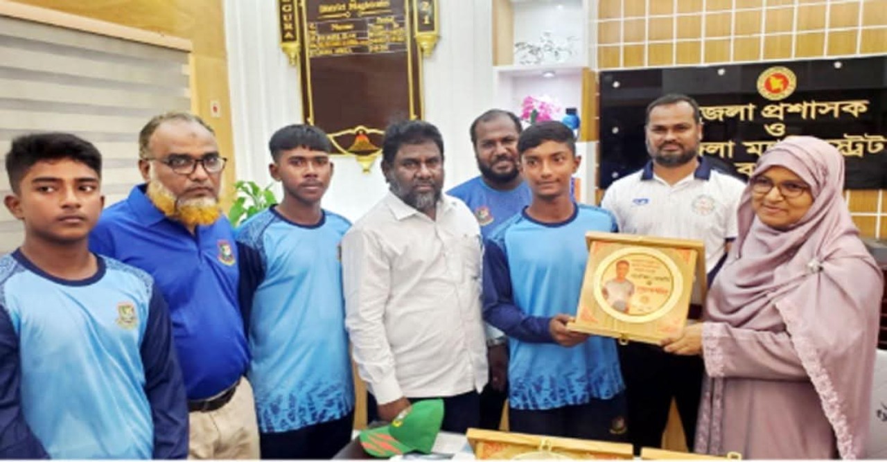 বগুড়ায় ক্ষুদে তিন তারকা ক্রিকেটারকে সংবর্ধনা