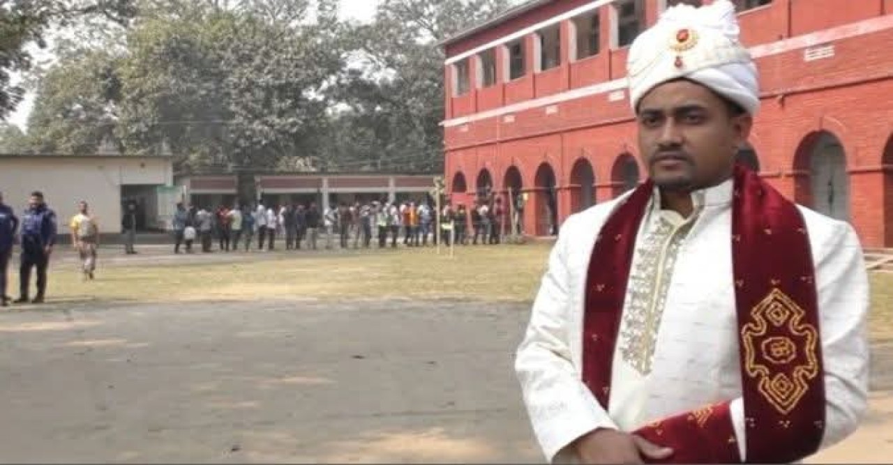 বিয়ের দিনে বর সেজেই ভোট দিয়েছেন ভোটার সামিউল ইসলাম