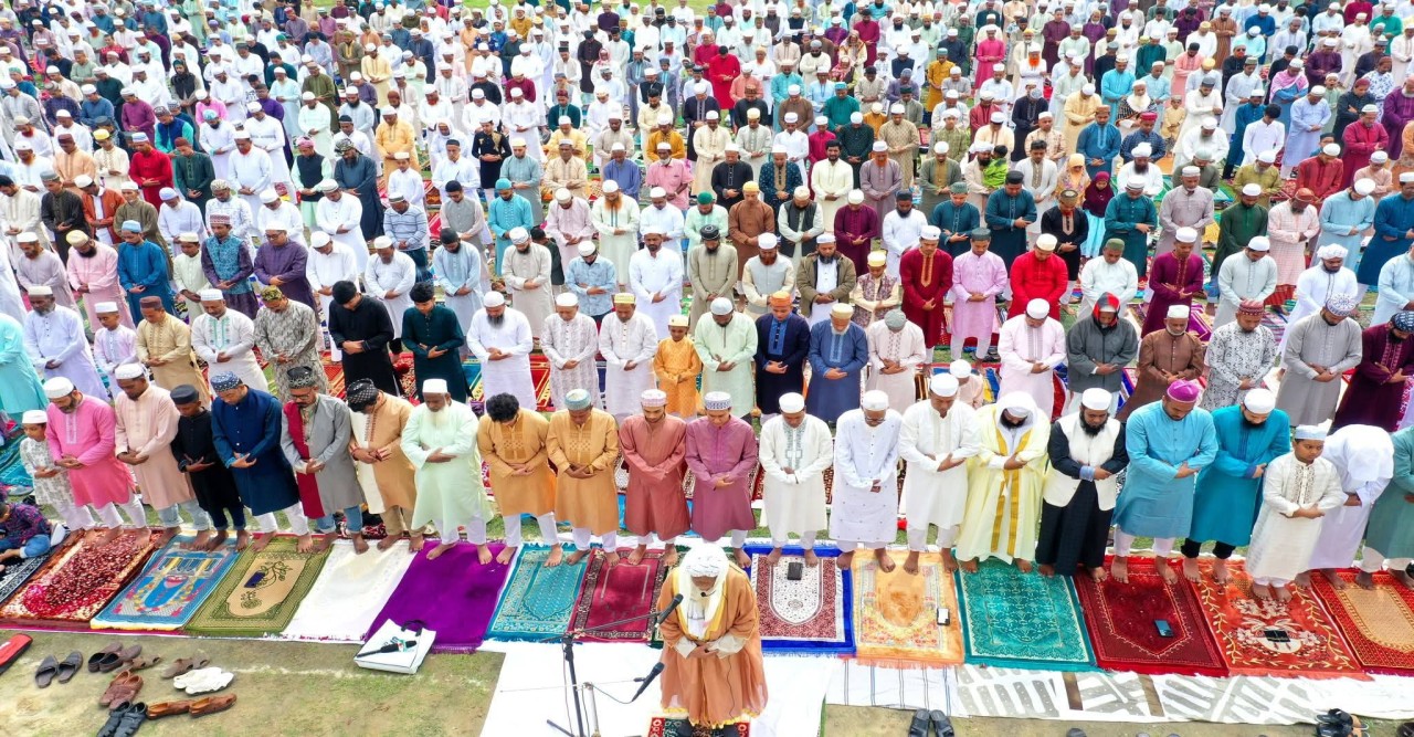 দিনাজপুর ঐতিহাসিক গোর-এ শহীদ ঈদগাহে ঈদের জামাত