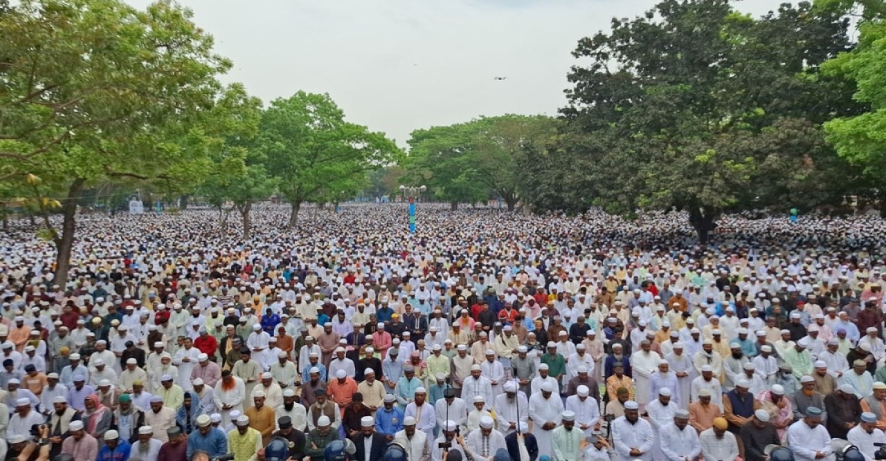 ঈদুল ফিতর উপলক্ষে এবারো কিশোরগঞ্জের শোলাকিয়া ঈদগাহ জনসমুদ্রে পরিণত হয়