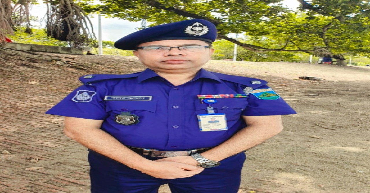 "অপরাধ দমনে আপসহীন এক ‘উজ্জ্বল নক্ষত্র বগুড়া জেলার আদমদীঘি থানার হাল ধরলেন ওসি মো, কামরুজ্জামান মিয়া  "