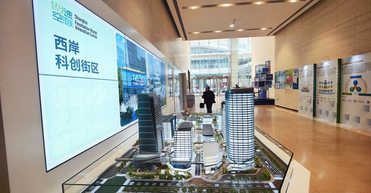 সি চিন পিংয়ের শাংহাই পরিদর্শন, এআই শিল্পের প্রশংসা