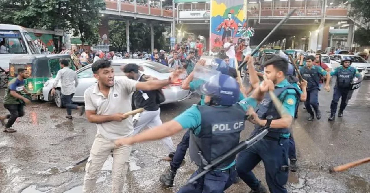 আন্দোলনকারীদের ‘ভুয়া’ আখ্যা দিয়ে ‘প্রকৃত জুলাই যোদ্ধাদের’ হামলা, পুলিশের লাঠিচার্জ