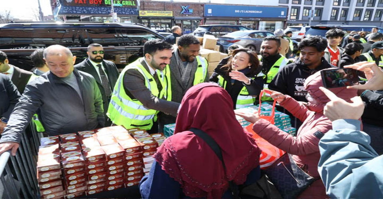 নিউইয়র্ক ঈদ উপলক্ষে ‘ভালো’র ফ্রি খাদ্য সামগ্রী বিতরণ করলেন মেয়র মামদানী