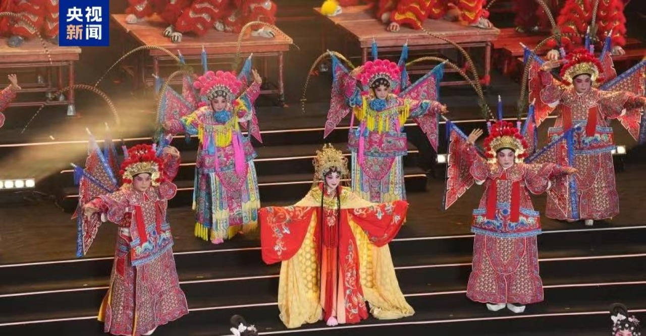 লোকশিল্পে বিশ্ব ঐতিহ্যের বর্ণিল সম্মেলন