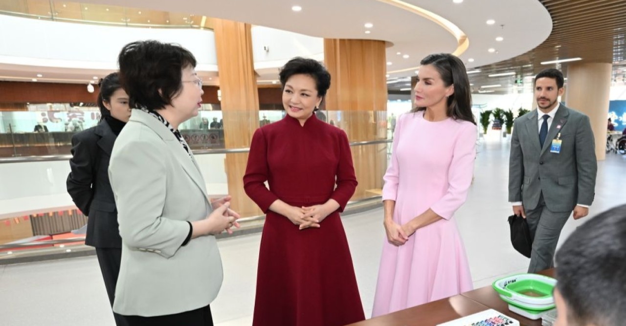 বেইজিংয়ে প্রতিবন্ধী সেবা কেন্দ্র পরিদর্শন ফেং লি ইউয়ান ও রানী লেটিজিয়ার