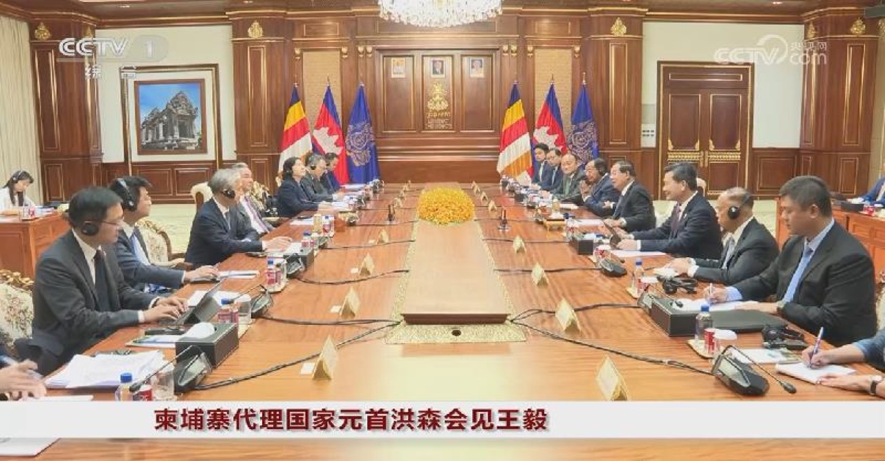 নমপেনে হুন সেন–ওয়াং ই বৈঠক, সহযোগিতা জোরদারে ঐকমত্য