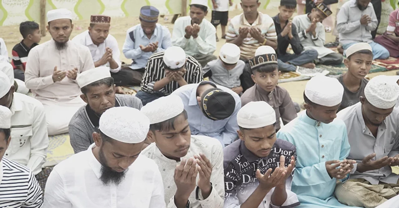 দেশে ফেরার আকুতি জানিয়ে ঈদের জামাতে কান্নায় ভেঙে পড়েন রোহিঙ্গারা