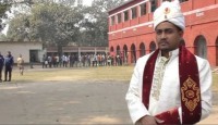 বিয়ের দিনে বর সেজেই ভোট দিয়েছেন ভোটার সামিউল ইসলাম