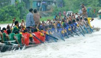 নৌকাবাইচ দেখতে নদীর দুপাড়ে হাজারো মানুষের ঢল নামে