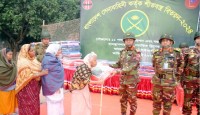 নওগাঁ জেলায় শীতার্ত মানুষের মাঝে সেনাবাহিনীর কম্বল বিতরণ