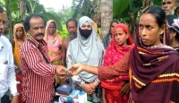 গ্রামে গ্রামে ঘুরে বিনামূল্যে রোগীদের সেবা দেন ডাক্তার ইয়াকুব আলী
