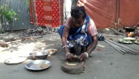 আধুনিক প্রযুক্তির ব্যবহারে হারিয়ে যাচ্ছে ঐতিহ্যবাহী পাথরের শিলপাটা