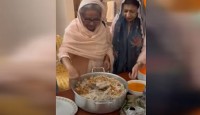 প্রধানমন্ত্রী শেখ হাসিনা   নিজ হাতে ইলিশ-পোলাও রান্না করলেন