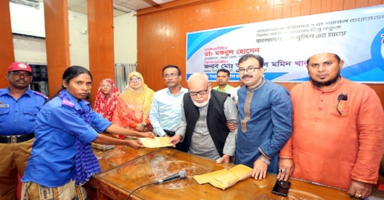 পুলিশের মাঝে নগদ অর্থ ও ইফতার বিতরণ