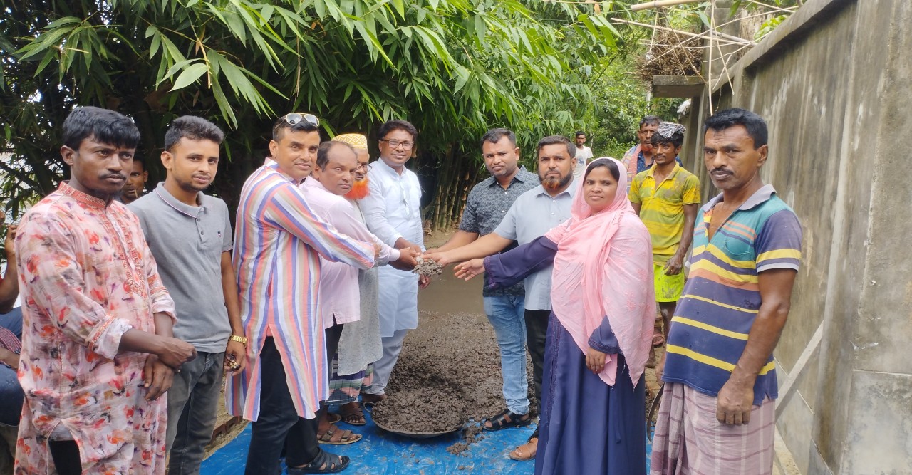ছাতিয়ানগ্রামের ধুলাতর গ্রামে রাস্তার  সিসি ঢালাই কাজের শুভ উদ্বোধন করলেন - আব্দুল হক আবু