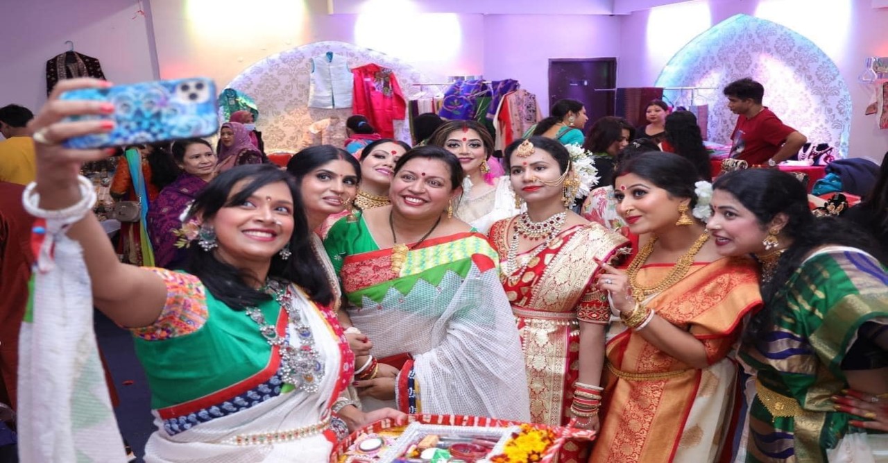 প্রকৃতিতে চলছে শরৎ আসে পূজার আগাম বার্তা নিয়ে - আইরিন রহমান