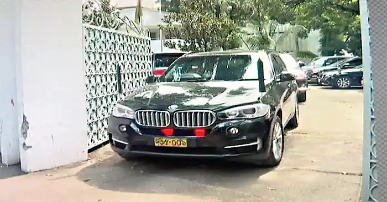 পতাকাবিহীন গাড়িতে আমেরিকান রাষ্ট্রদূত