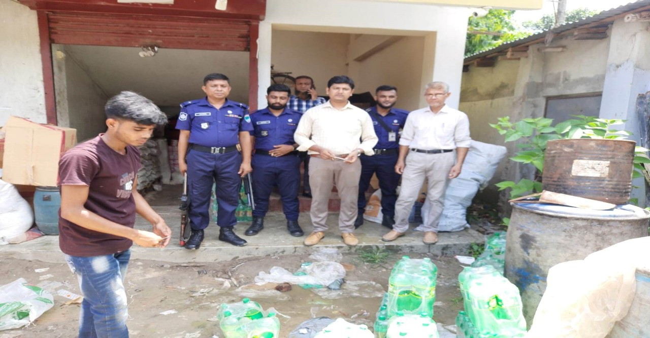 জীবননগরে খোলা সয়াবিন তেল বিক্রি বন্ধে ভোক্তা অধিকারের অভিযান
